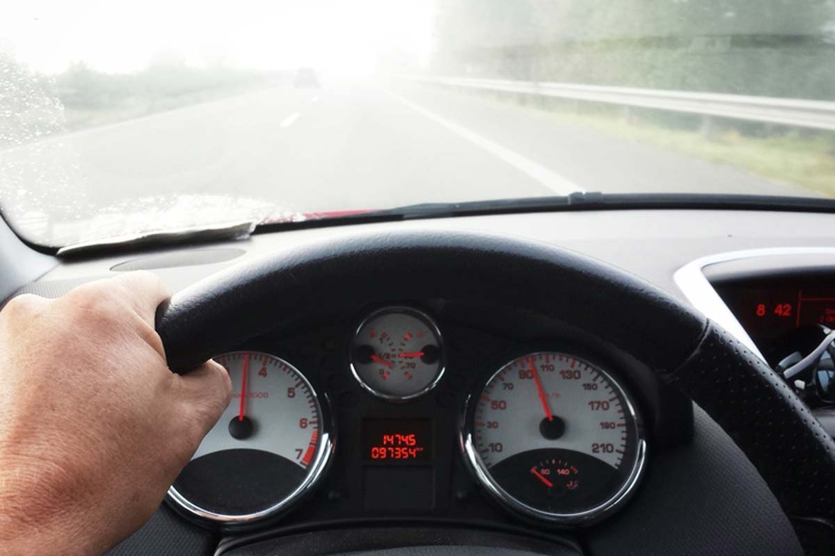 Vor Allem älteren Menschen Fällt Das Autofahren Bei Nebel Und Dunkelheit Schwer – Oft Liegt Das Weniger Am Fahrer Als An Der Brille. © Fotolia/ Ghazii